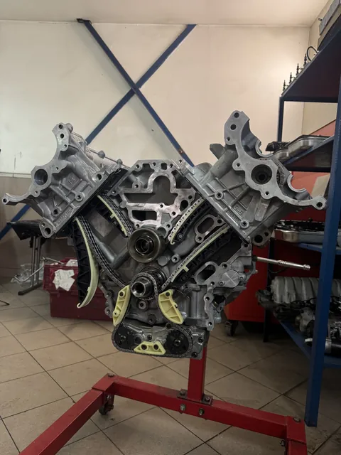 Odkrytý blok motoru na montážním stojanu.