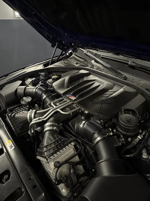 Detail motorového prostoru modrého BMW M.